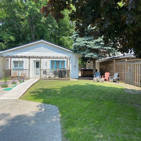 Cozy Cottage Retreat Lambton Shores Екстер'єр фото